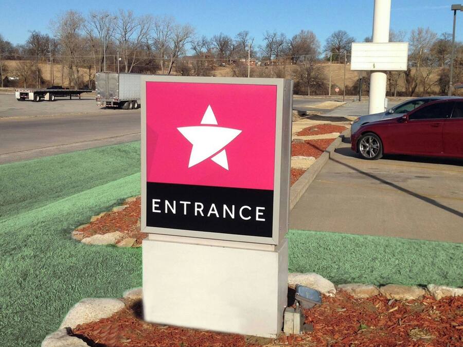 A sign with a star and the word 'ENTRANCE' indicating a parking area.