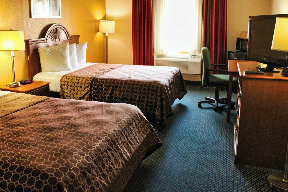 ห้องพัก, เตียงควีนไซส์ 2 เตียง, ปลอดบุหรี่, ตู้เย็นและไมโครเวฟ | โต๊ะทำงาน, Wi-Fi ฟรี, ผ้าปูที่นอน, นาฬิกาปลุก