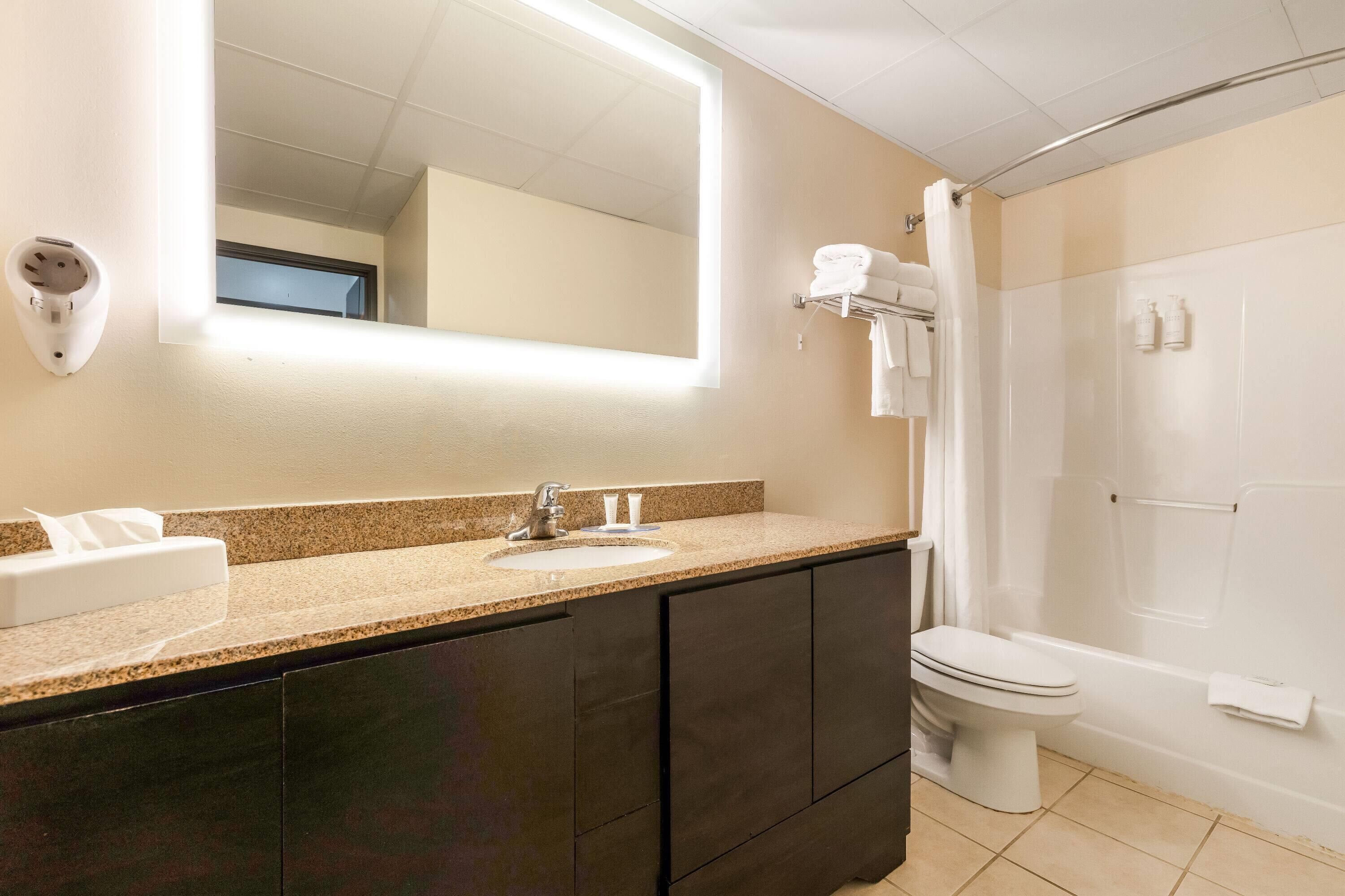 Combined shower/tub, free toiletries, hair dryer, towels