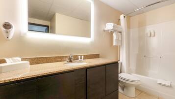 Combined shower/tub, free toiletries, hair dryer, towels