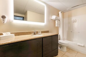 Combined shower/bathtub, free toiletries, hair dryer, towels - Howard Johnson Hotel & Suites by Wyndham Oacoma (Oacoma)