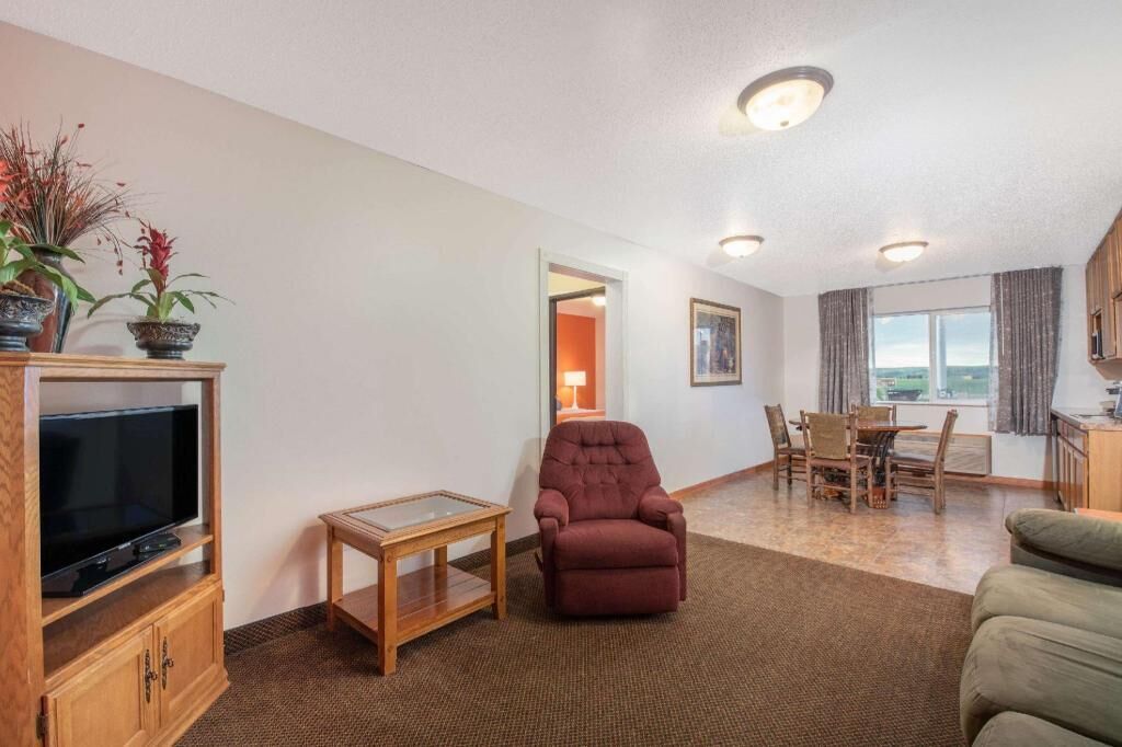 Living area | 32-inch flat-screen TV with cable channels, TV