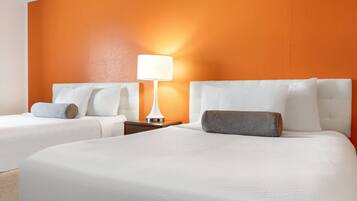 Standardzimmer, 2 Queen-Betten | Schreibtisch, Bügeleisen/Bügelbrett, kostenlose Babybetten