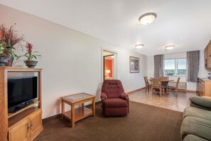 Suite, 1 King Bed, Non Smoking (One-Bedroom)