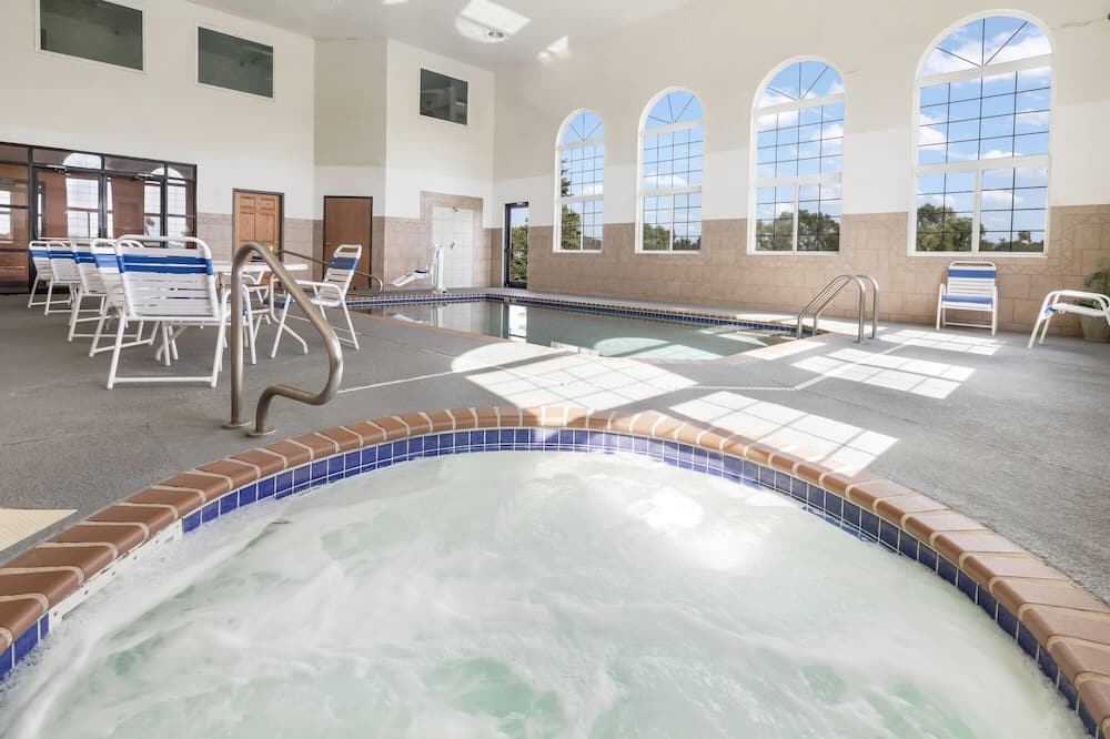 Howard Johnson Hotel & Suites by Wyndham Oacoma