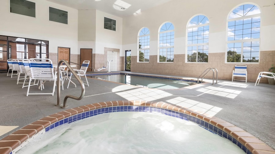 Howard Johnson Hotel & Suites by Wyndham Oacoma