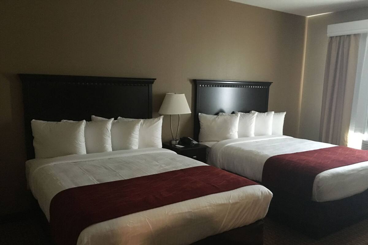 Escritorio, espacio para trabajar con laptop y cortinas blackout