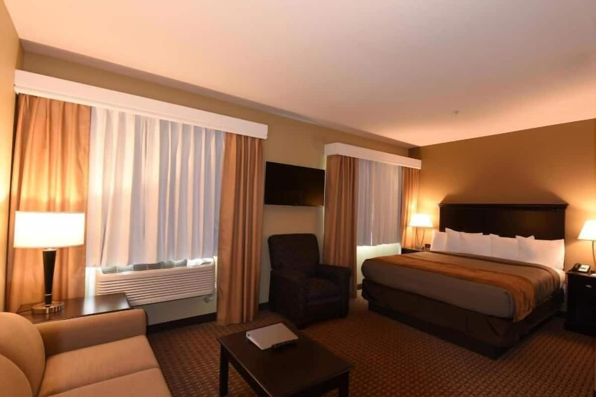 Escritorio, espacio para trabajar con laptop y cortinas blackout