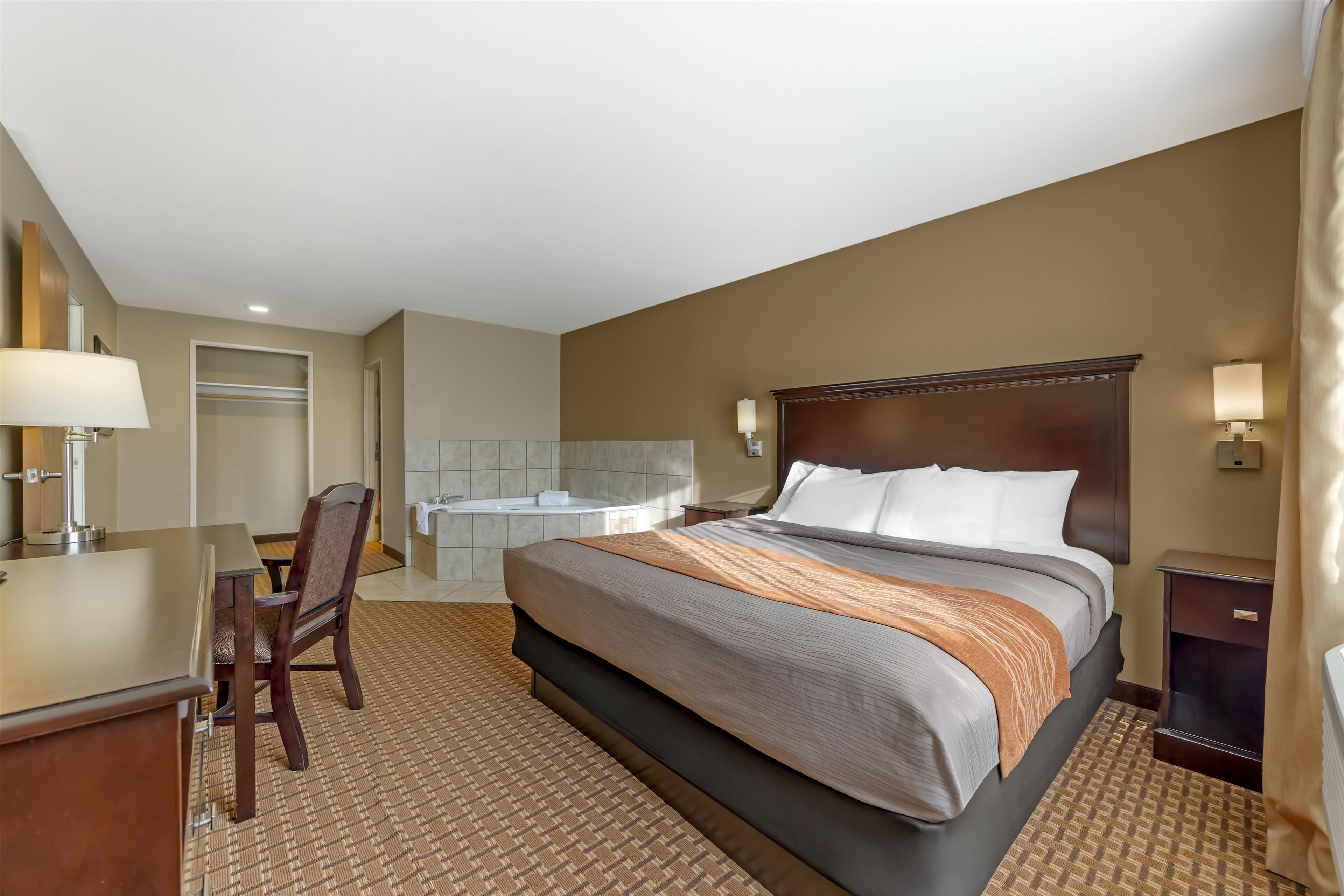 Suite, 1 très grand lit, non-fumeurs, cuisine | Bureau, espace de travail pour ordinateur portable, rideaux occultants