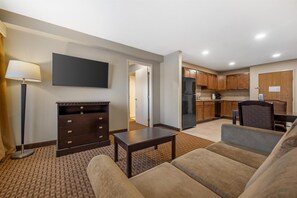 套房, 1 张特大床, 无烟房, 厨房 (Living Room) | 办公桌、笔记本电脑工作区、遮光窗帘、熨斗/熨衣板