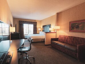 King Executive Suite | 1 bedroom, desk, laptop workspace, blackout drapes