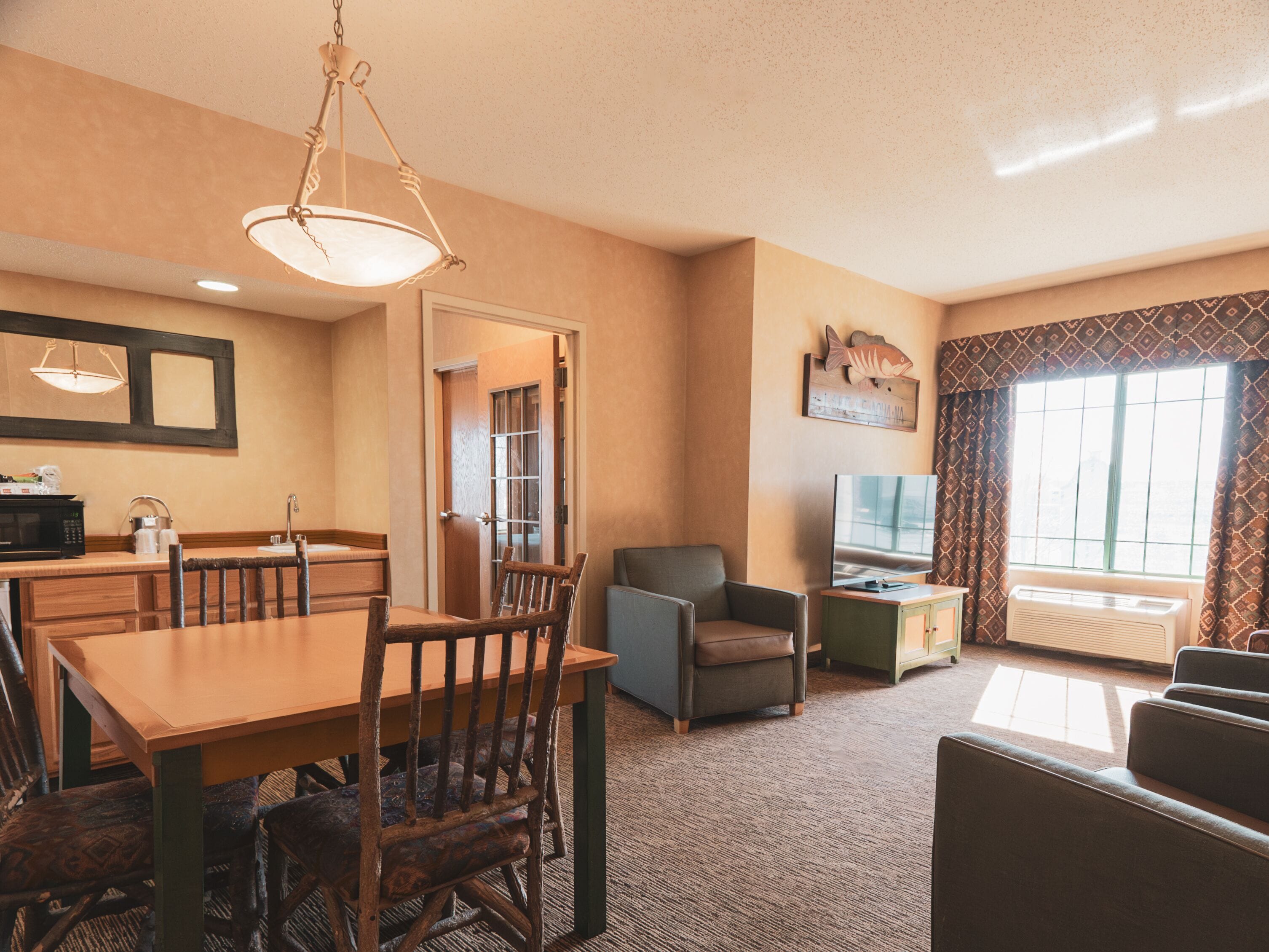 king corner suite | living area | flat-screen tv, dvd player