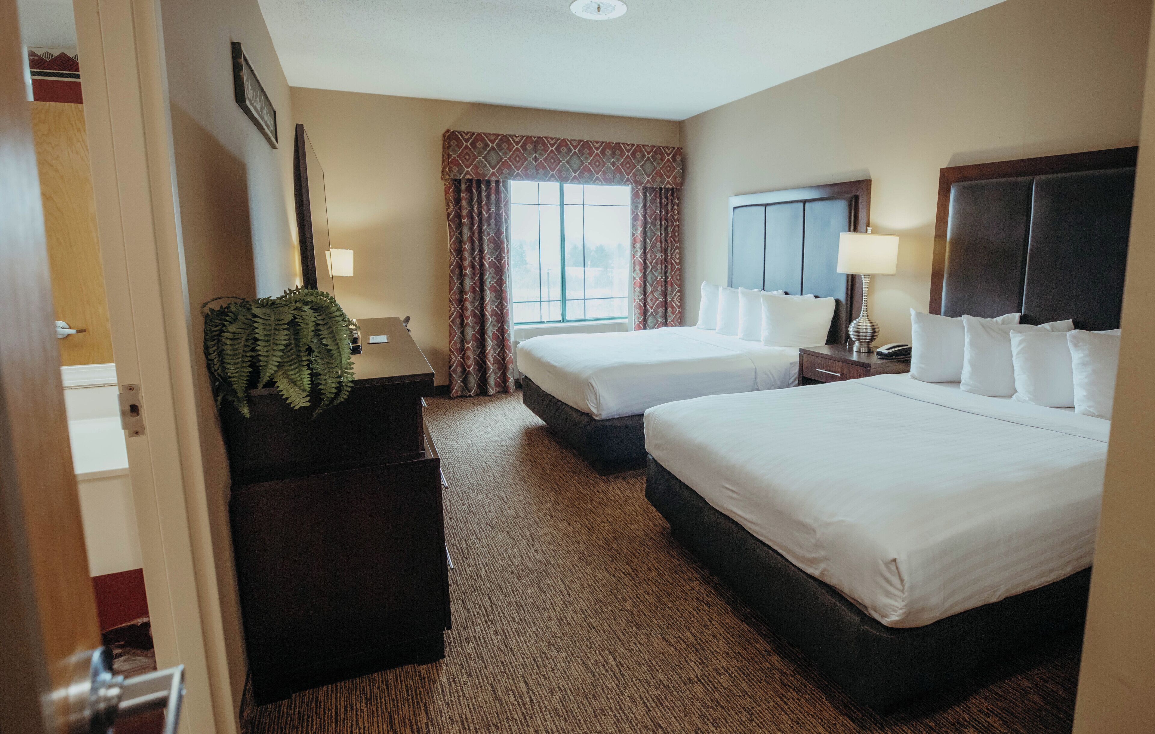 Meja, ruang kerja komputer riba, langsir/tirai gelap terus 