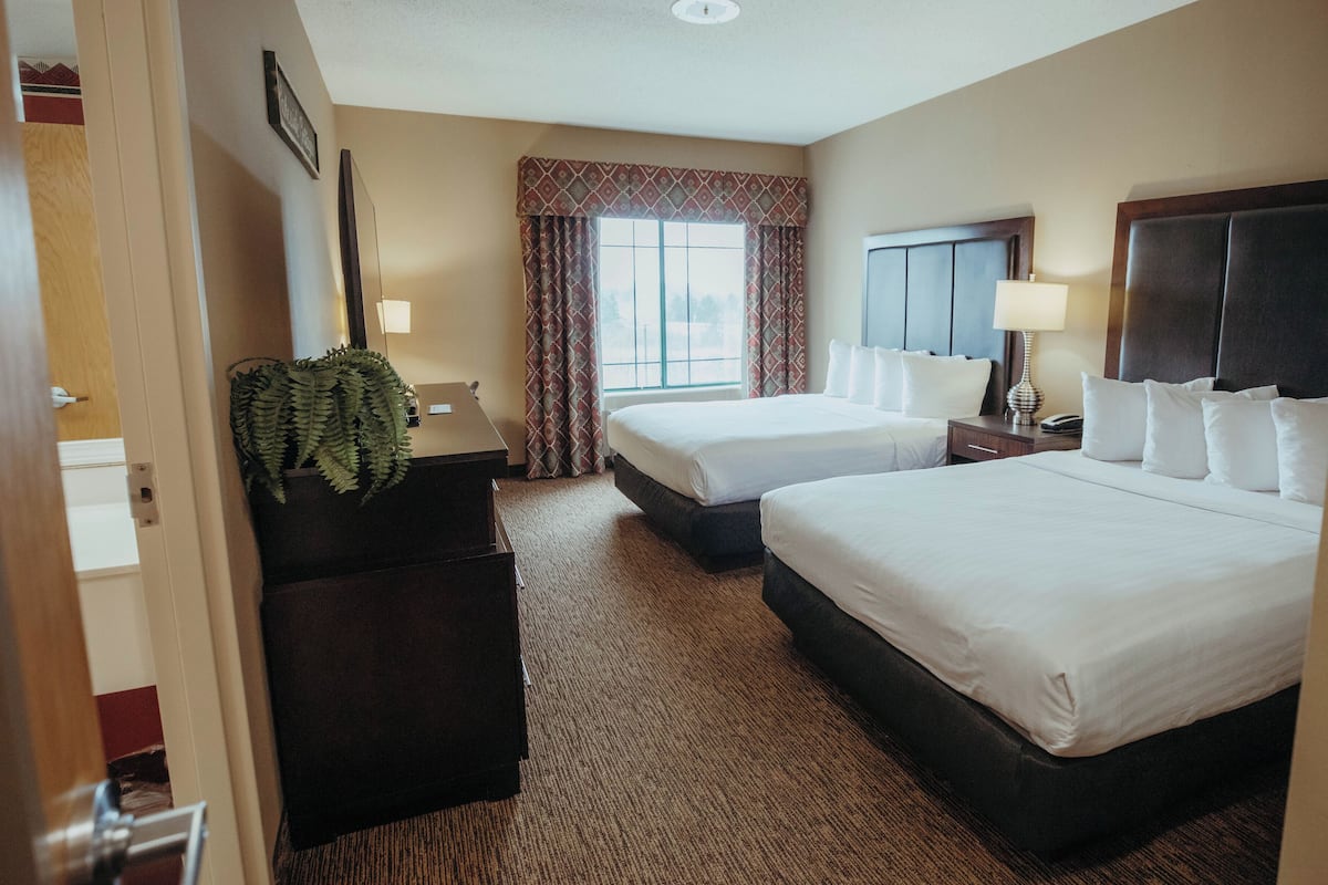 Meja, ruang kerja komputer riba, langsir/tirai gelap terus