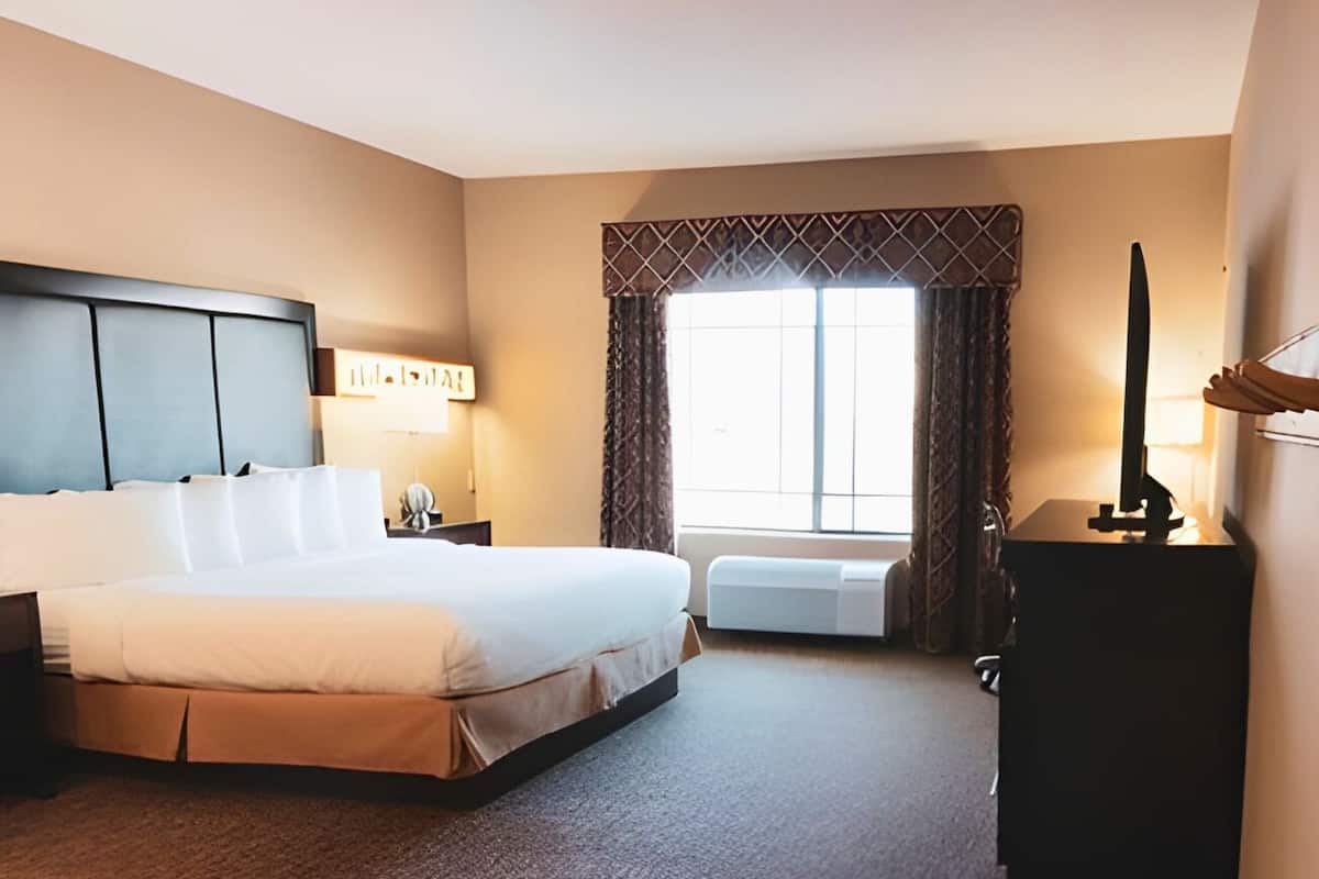 Studiosuite – deluxe, 1 kingsize-seng med sovesofa, massasjebadekar, hjørnerom | Skrivebord, skrivebord for bærbar PC og blendingsgardiner