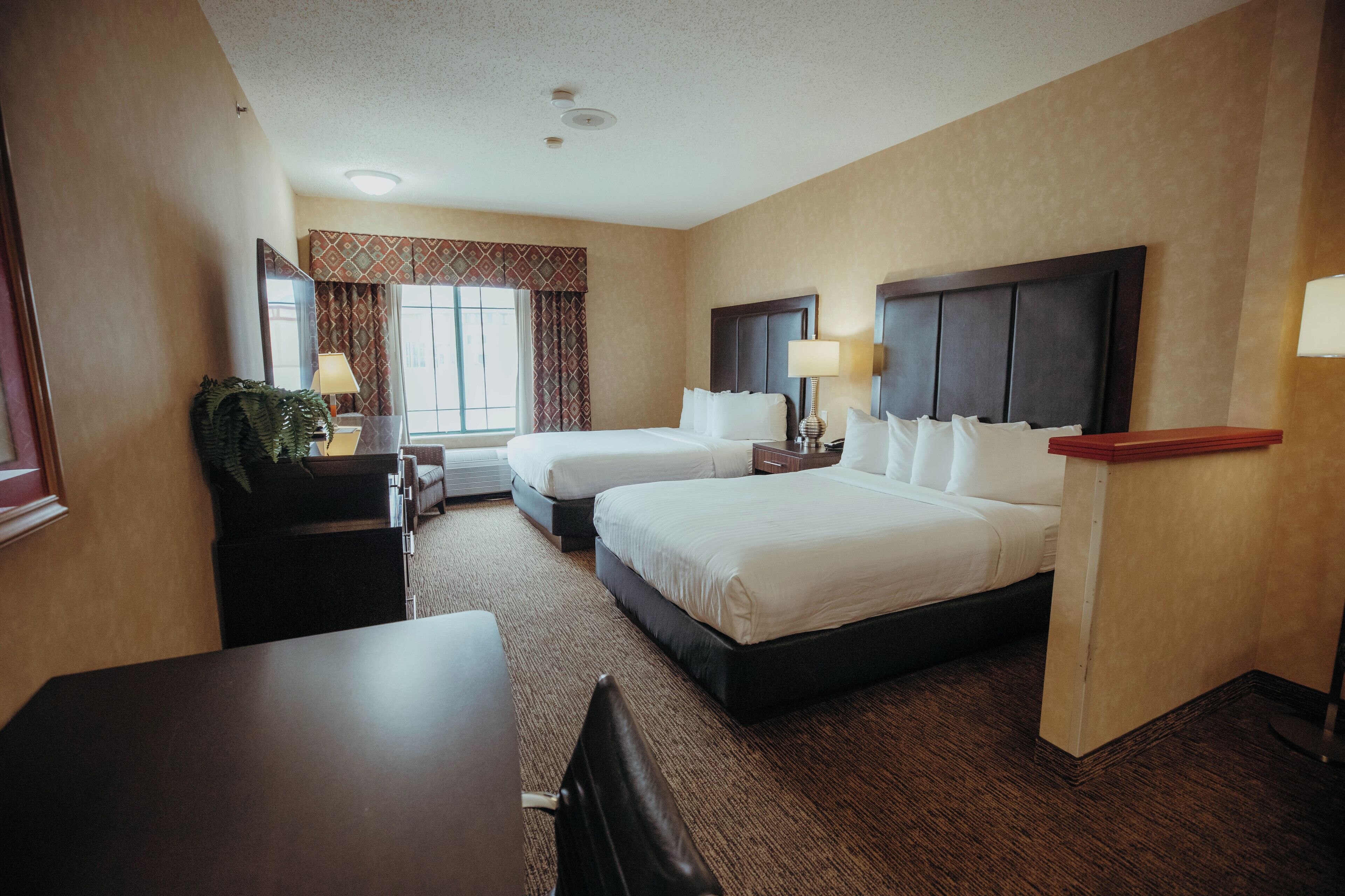 Standard Room (2 Queen Beds and Sofa Bed) | Meja, ruang kerja komputer riba, langsir/tirai gelap terus 