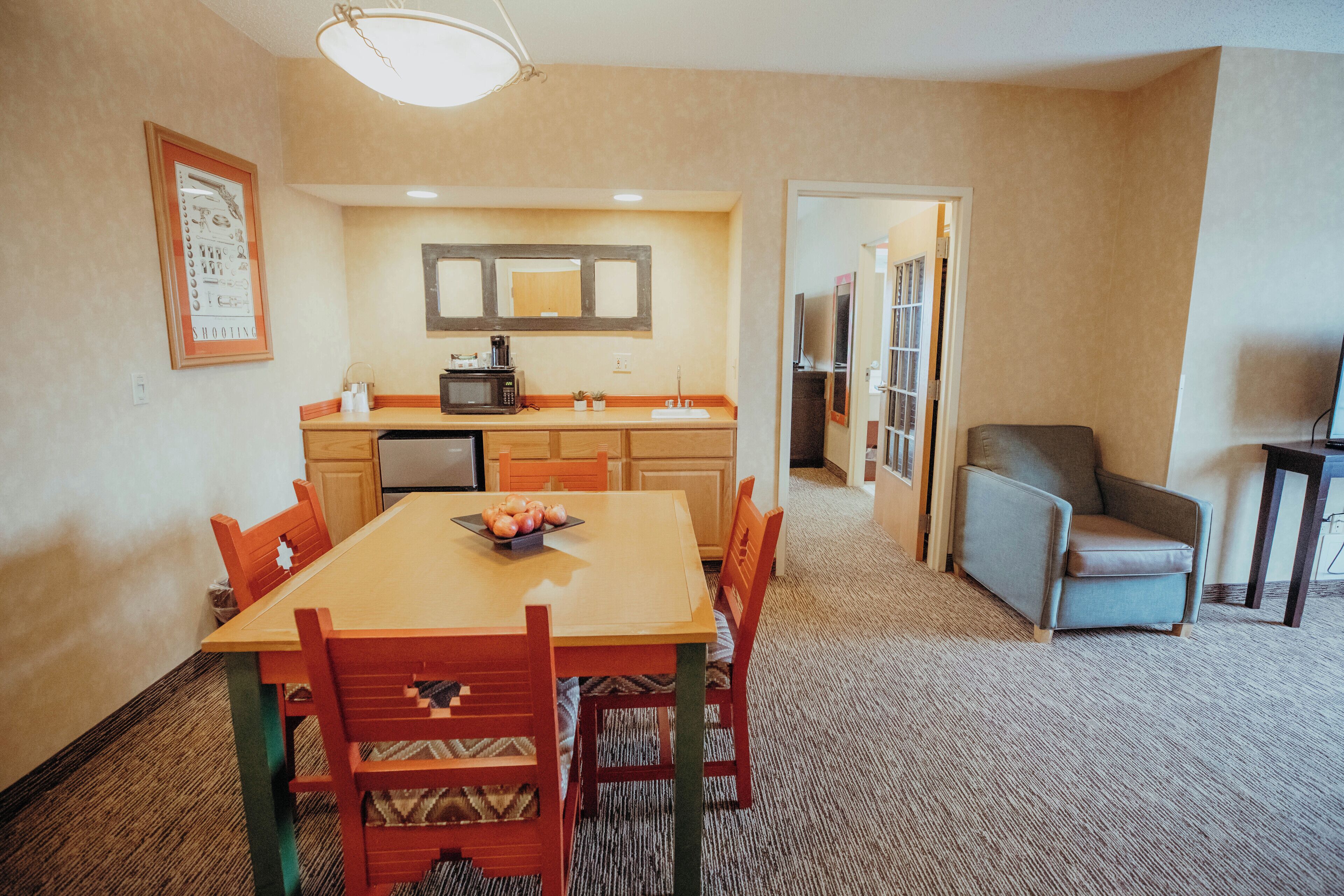 Deluxe-studiosuite - 1 kingsize-seng med sovesofa - boblebad - hjørneværelse | Privat køkken | Minikøleskab, mikrobølgeovn, kaffe-/temaskine