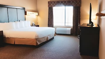 Kamar Single, 1 Tempat Tidur King dengan tempat tidur Sofa | Meja kerja, ruang kerja ramah laptop, dan tirai kedap cahaya