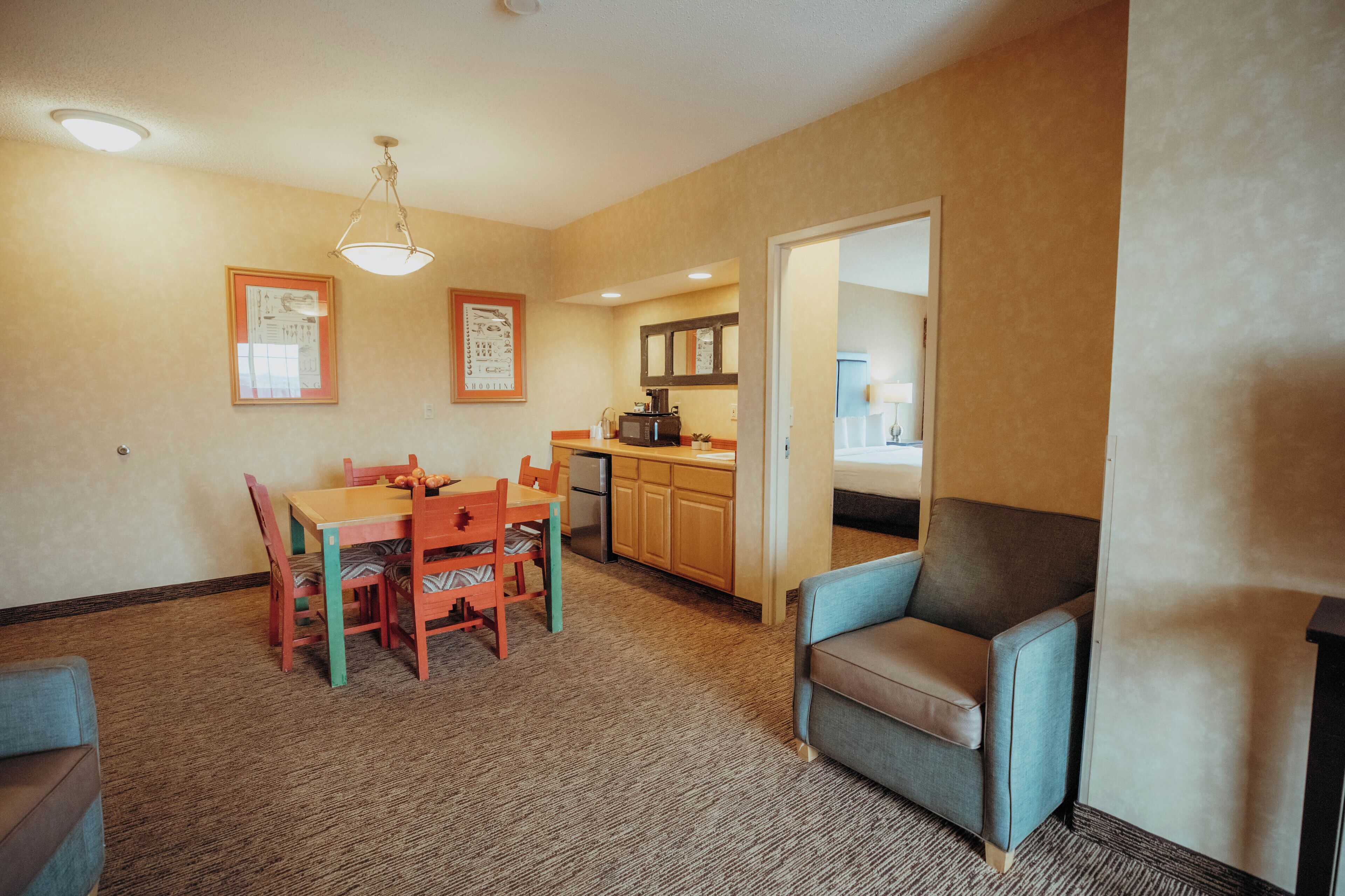 Deluxe Studio Suite, 1 Katil Raja (King) dengan Katil Sofa, Jetted Tub, Corner | Meja, ruang kerja komputer riba, langsir/tirai gelap terus 