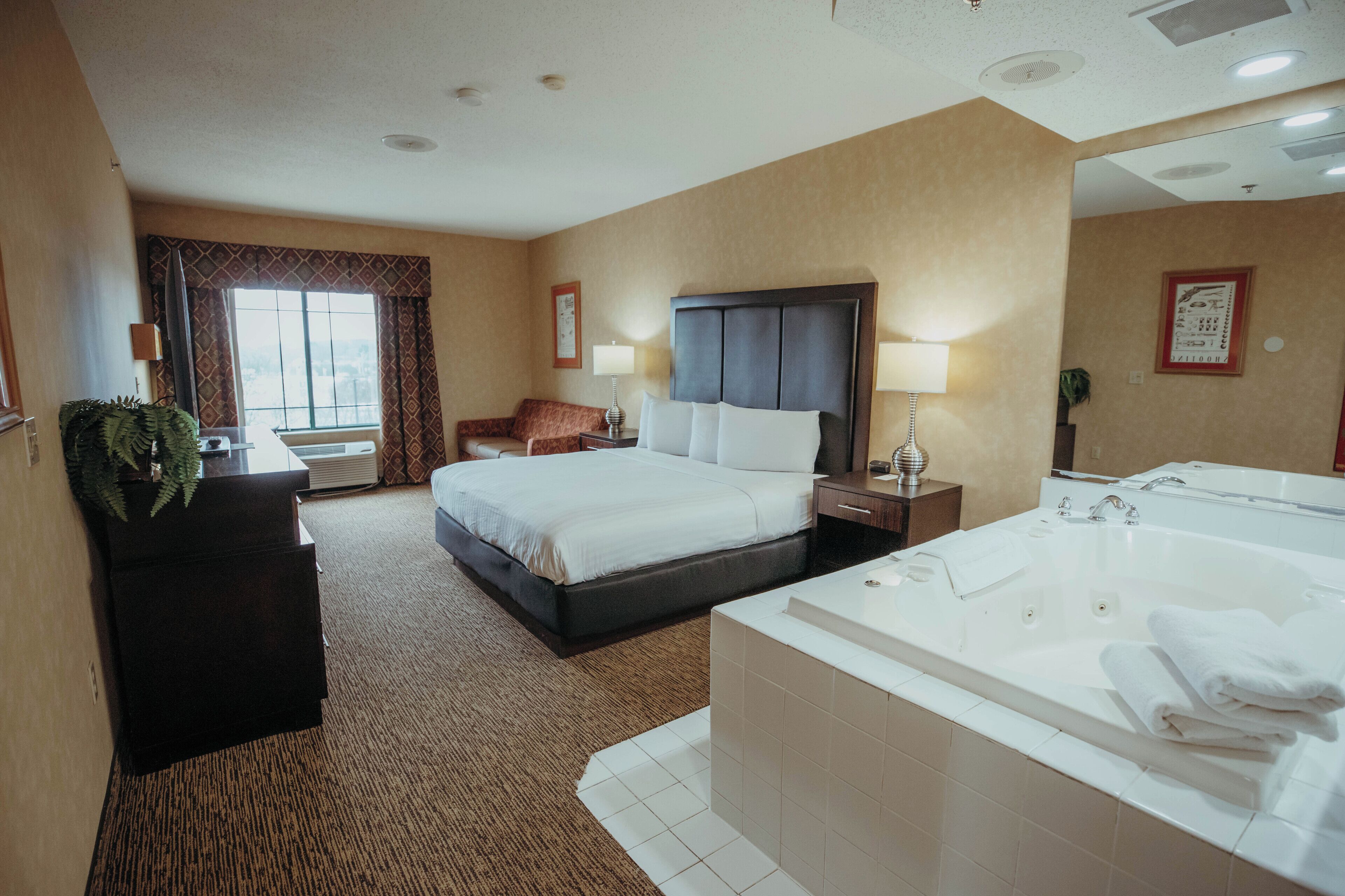 Deluxe Single Room, 1 Katil Raja (King), Jetted Tub | Meja, ruang kerja komputer riba, langsir/tirai gelap terus 