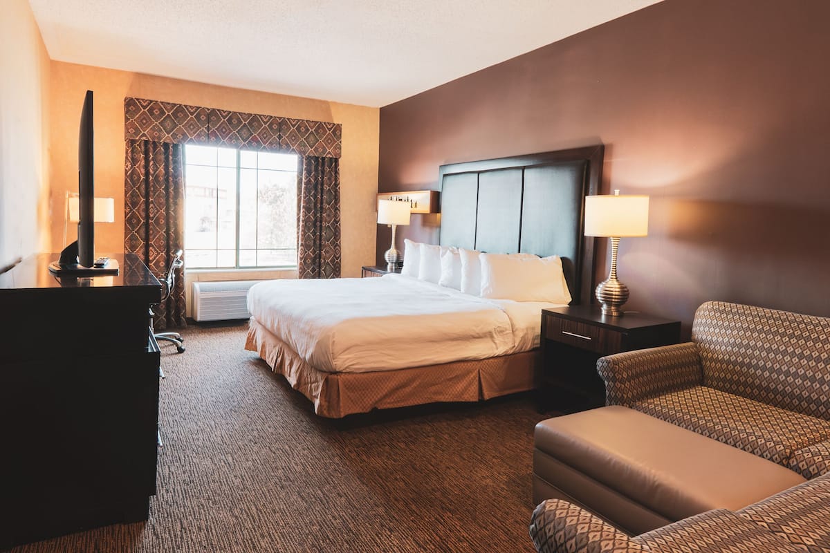 Standard King | 1 bedroom, desk, laptop workspace, blackout drapes