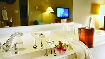 Escritorio, espacio para trabajar con laptop y cortinas blackout