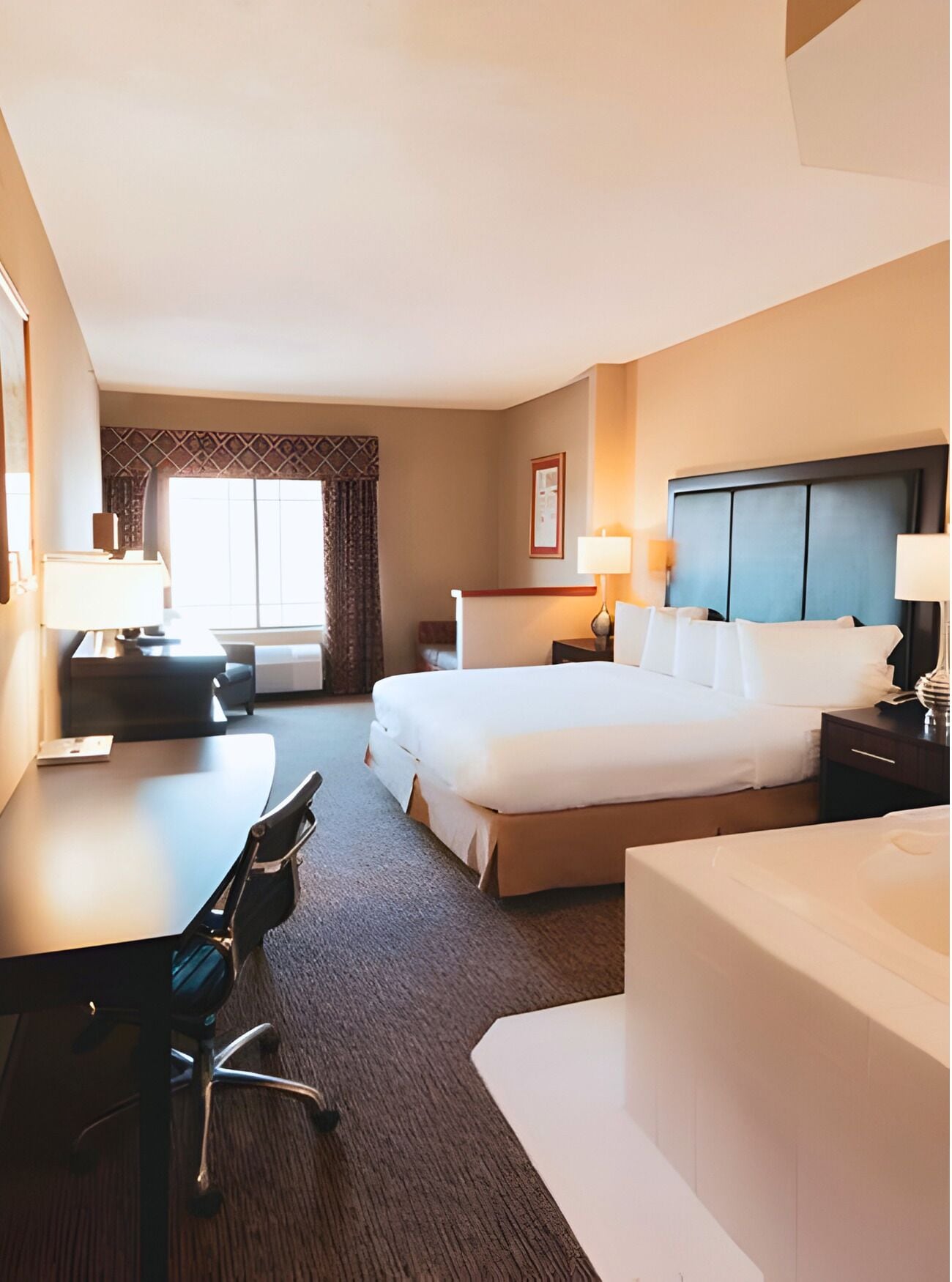 مكتب ومساحة عمل للكمبيوتر المحمول وستائر تعتيم ومكواة/لوح كي