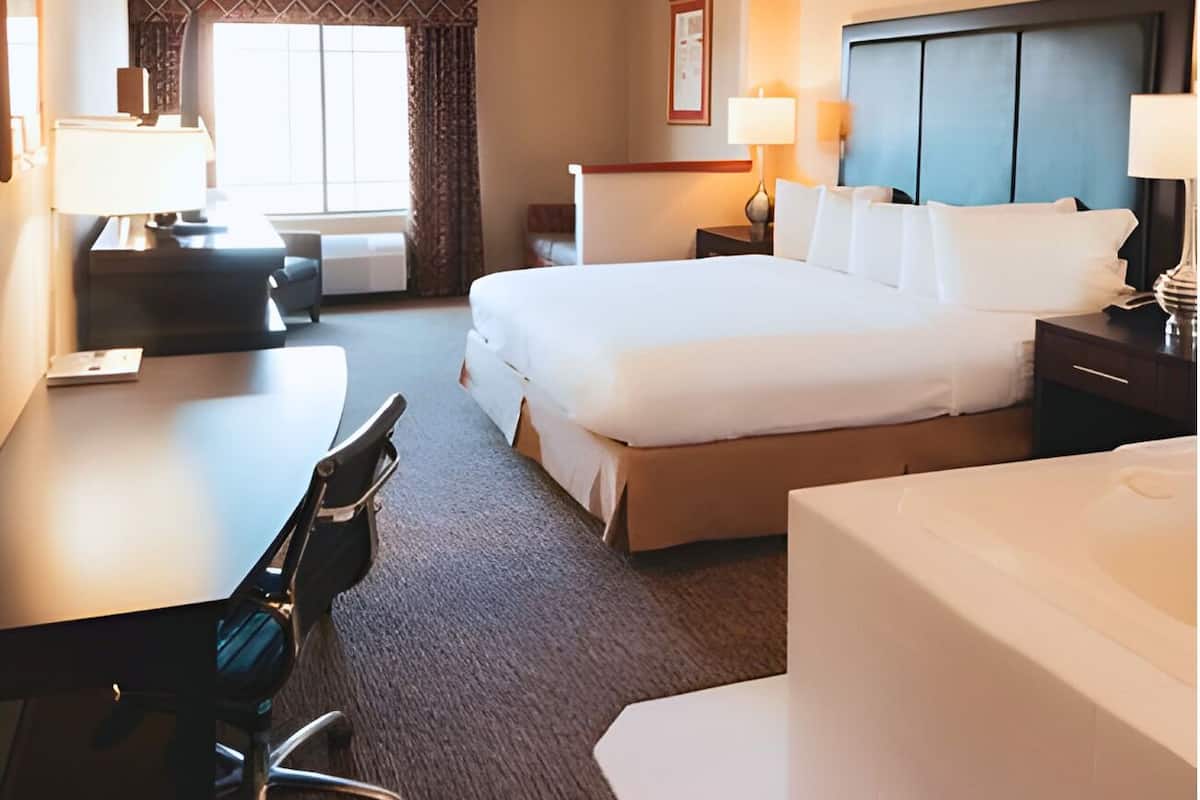 Enkeltrom – deluxe, 1 kingsize-seng, massasjebadekar | Skrivebord, skrivebord for bærbar PC og blendingsgardiner