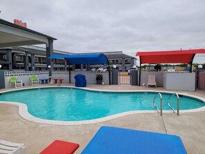 Outdoor pool, sun loungers - Texas Inn & Suites Raymondville (Raymondville)