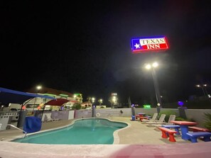 Piscine extérieure, chaises longues