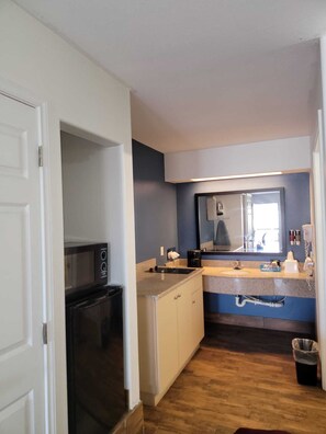 Habitación estándar, 2 camas de matrimonio | Baño | Artículos de higiene personal gratuitos, secador de pelo y toallas