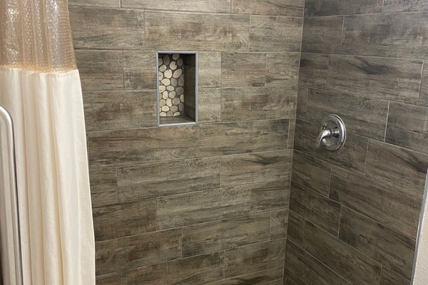 Standard Room, 1 King Bed | Bathroom | Free toiletries, hair dryer, towels