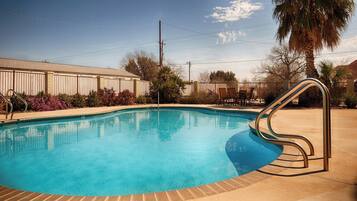 Utomhuspool och solstolar