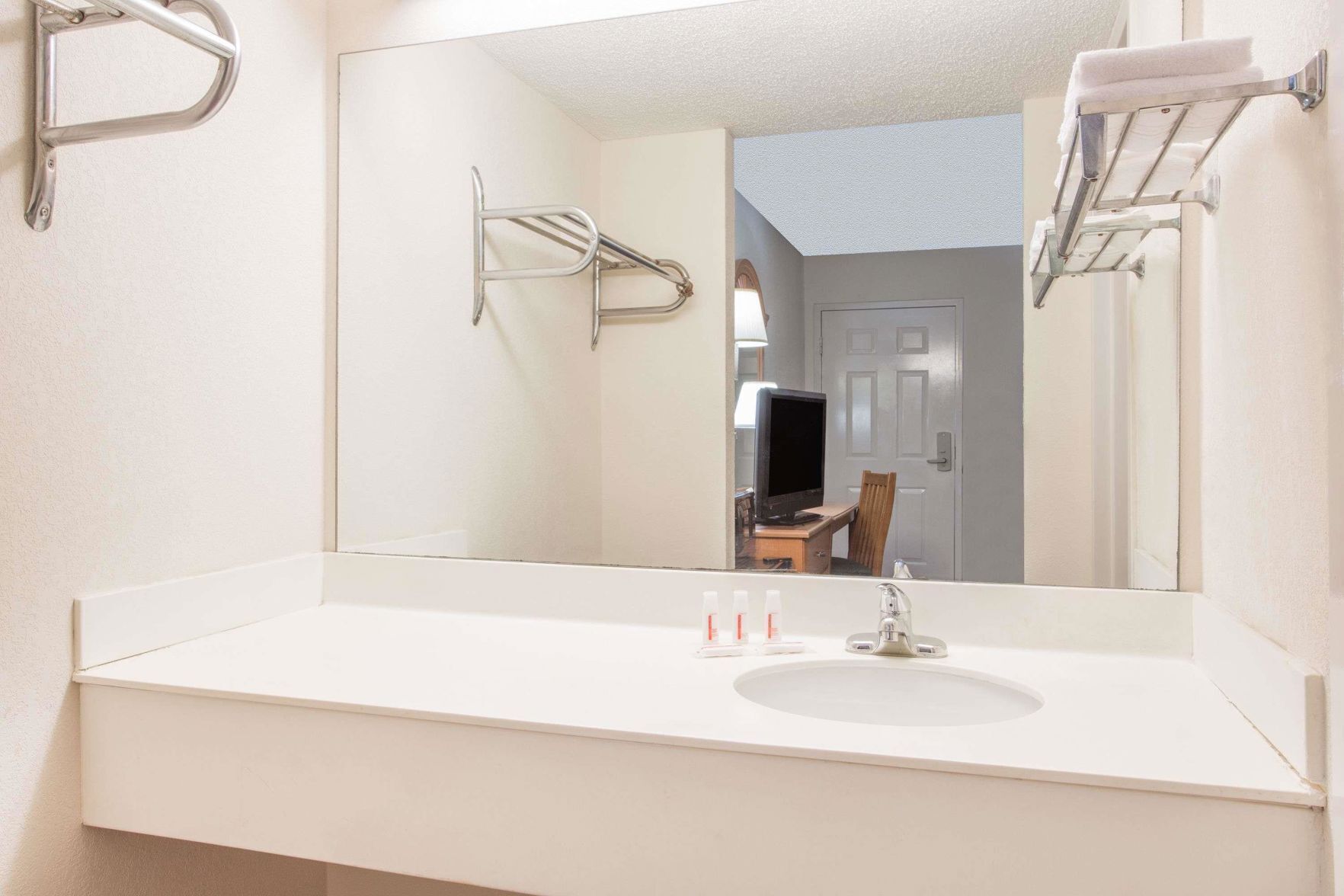 Baño | Tina con regadera, amenidades de baño gratuitas, secadora de cabello 