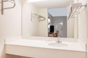 Ensemble douche/baignoire, articles de toilette gratuits, sèche-cheveux