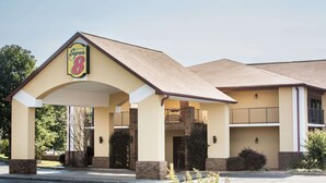 A Super 8 hotel with a covered entrance, brick facade, and a balcony on the second floor. - Super 8 by Wyndham Lavonia (Lavonia)
