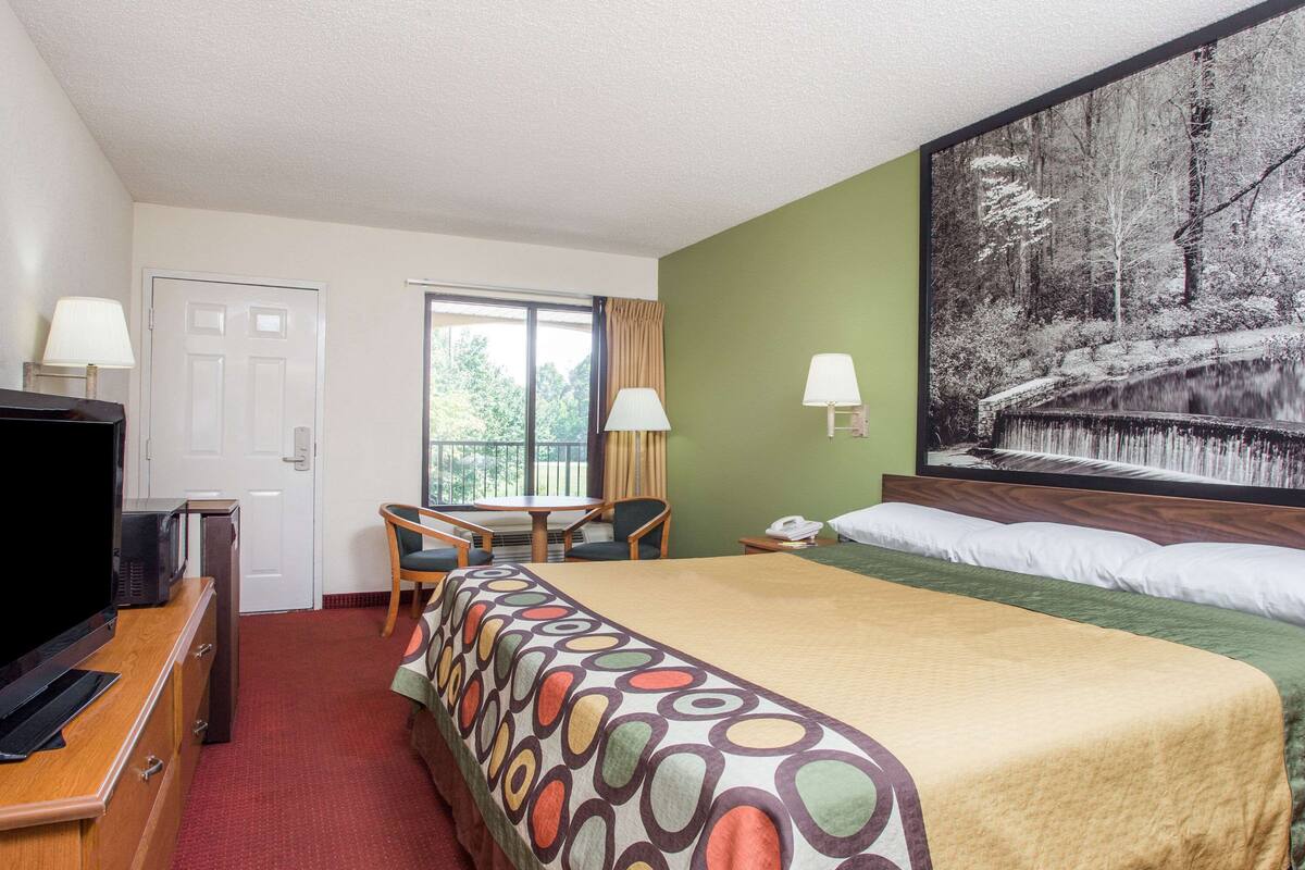 Desk, iron/ironing board, free cribs/infant beds, free WiFi