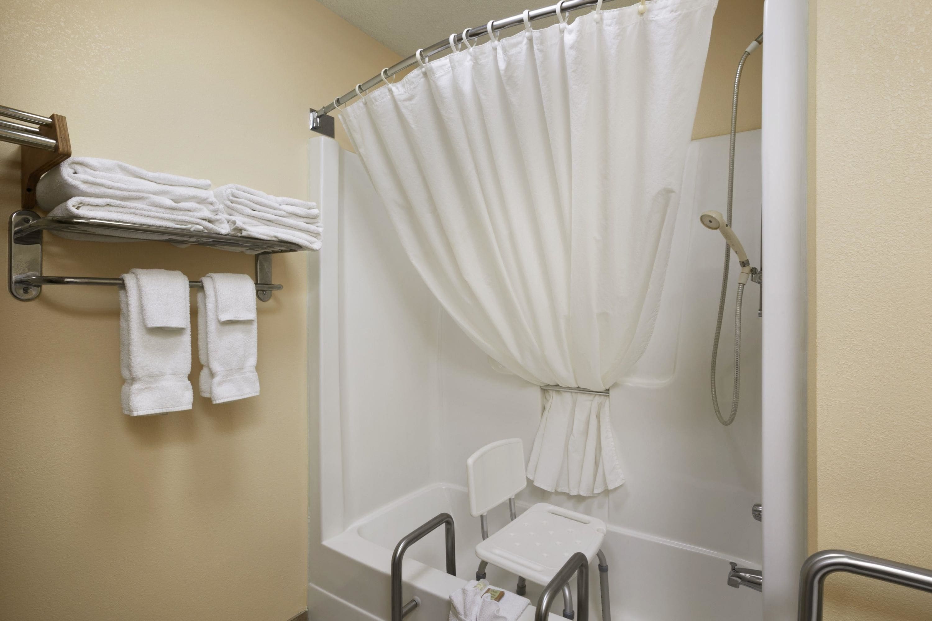 Habitación, 1 cama King size, con acceso para personas discapacitadas (Mobility Accessible) | Baño | Tina y regadera independientes y amenidades de baño gratuitas 