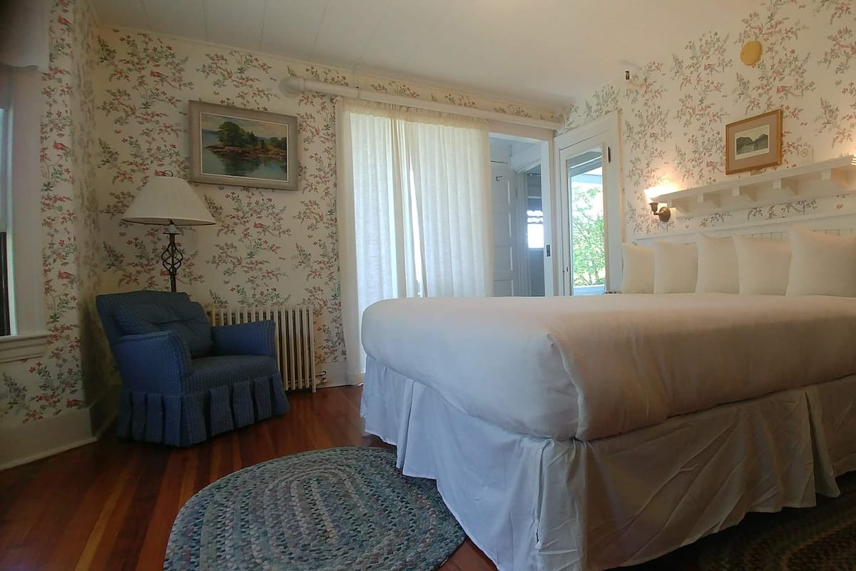 1 bedroom, down duvets, individually decorated, individually furnished
