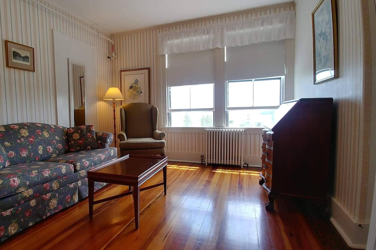 1 bedroom, down duvets, individually decorated, individually furnished