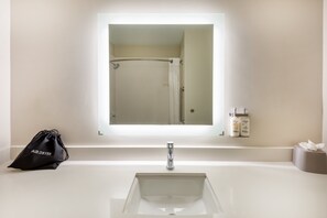 Secadora de cabello, toallas, jabón, shampoo