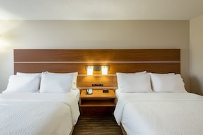 In-room safe, desk, laptop workspace, blackout drapes - Holiday Inn Express Vermilion by IHG (Vermilion)