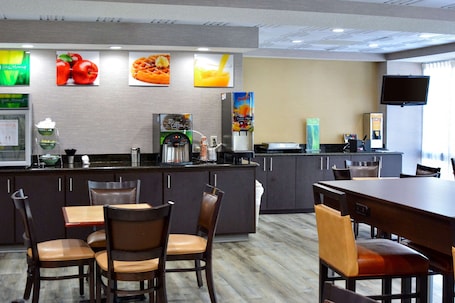 Free buffet breakfast . Quality Inn Union US Hwy 176