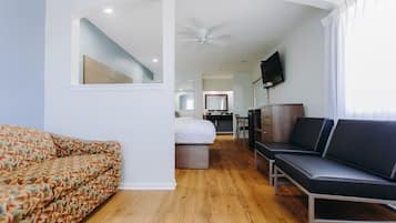 Premium bedding, desk, iron/ironing board, free WiFi