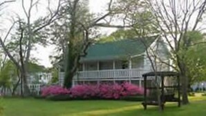Unclassified image, 5 of 36, button - Thee Hubbell House (Winnsboro)