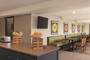 Free daily buffet breakfast - Country Inn & Suites by Radisson, Madison, WI (Madison)