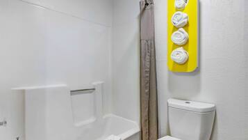 Combined shower/tub, towels