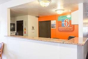 Lobby - Motel 6 Moriarty, NM (Moriarty)
