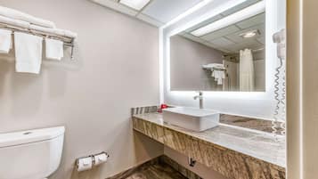 Ensemble douche/baignoire, articles de toilette gratuits, sèche-cheveux