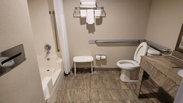 Een badkamer met een bad, toilet en wastafel.